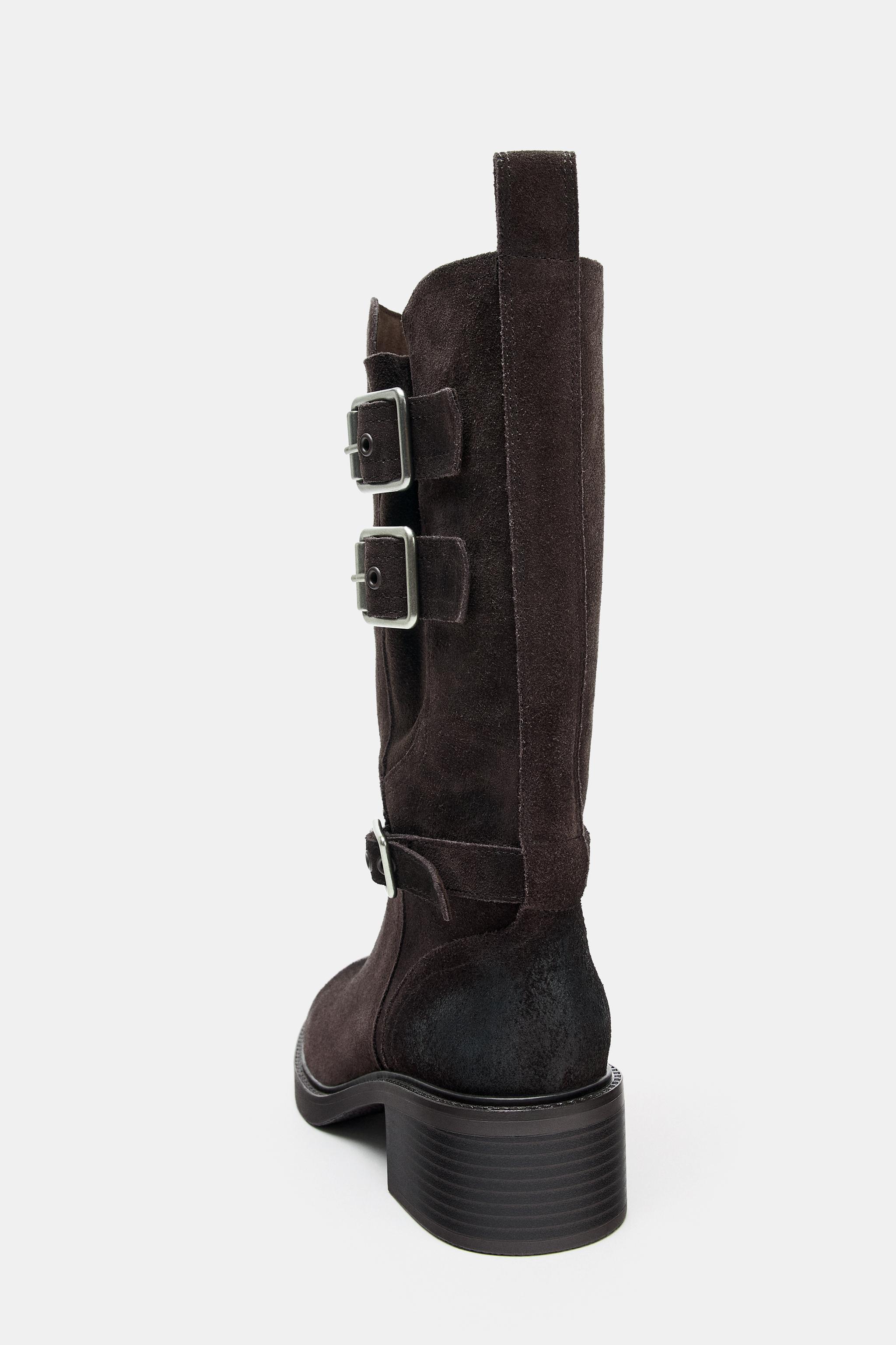 BOTTINES EN CROÛTE DE CUIR À BOUCLES